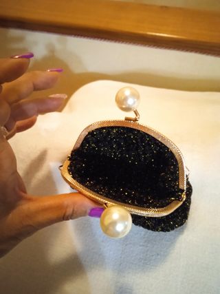 Portamonete con perle chiusura a clips oro e nero