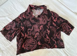 Camiseta negra de botones con estampado