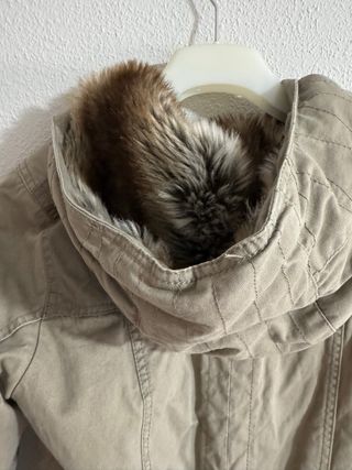 Cazadora larga beige y marrón