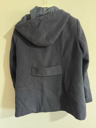 Cazadora azul con capucha