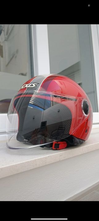 Casco de moto rojo AXXIS