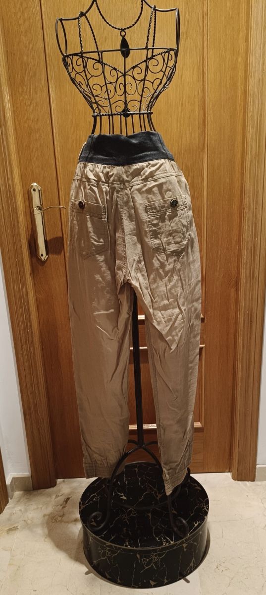 Pantalones cargo de lino beige