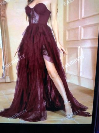 Vestido de fiesta morado con volantes