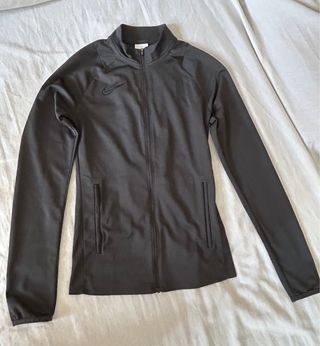 Chaqueta gris Nike con cremallera 