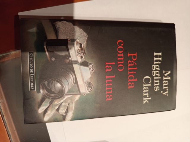 Pálida como la luna