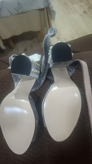 Zapatos Uterque grises con perlas