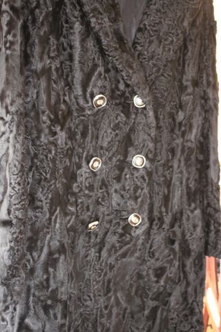 Abrigo de Astracán Negro en Perfecto Estado