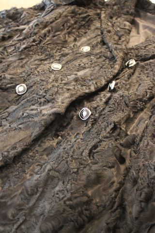 Abrigo de Astracán Negro en Perfecto Estado