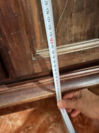 Estantería de madera oscura con puertas
