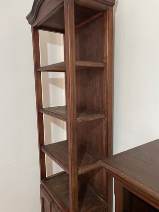 Estantería de madera oscura con puertas