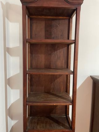 Estantería de madera oscura con puertas