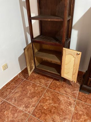 Estantería de madera oscura con puertas