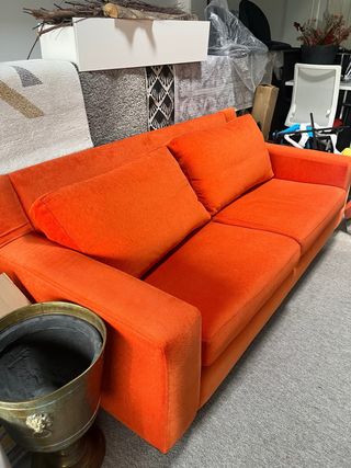 Sofá naranja 4 plazas y butacas 