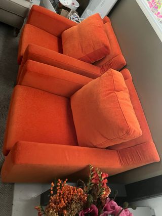 Sofá naranja 4 plazas y butacas 