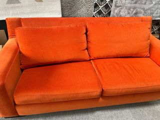 Sofá naranja 4 plazas y butacas 