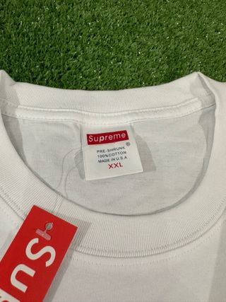 Camiseta Supreme Blanca con Estampado Floral