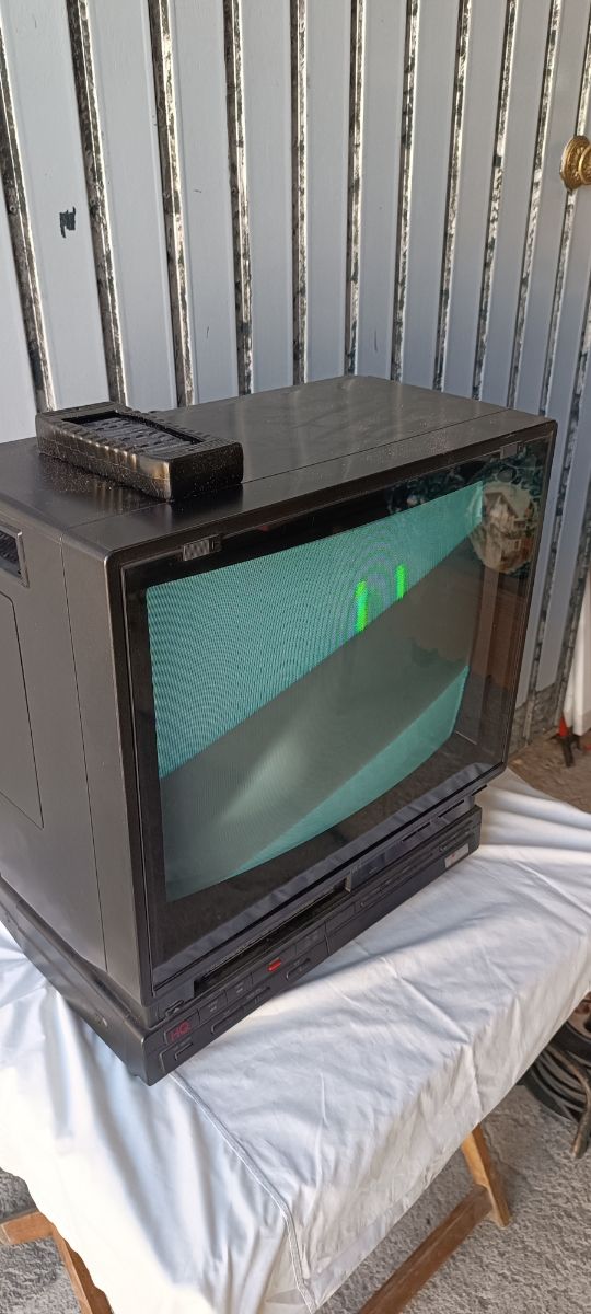 TV con VHS antiguo