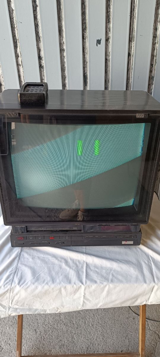 TV con VHS antiguo
