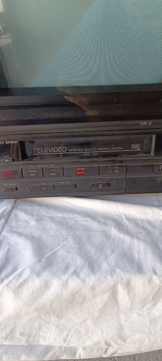 TV con VHS antiguo