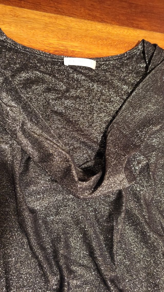 Camiseta elástica con brillos plateados