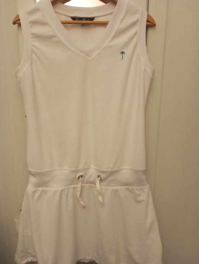 Vestido blanco sin mangas con cordón