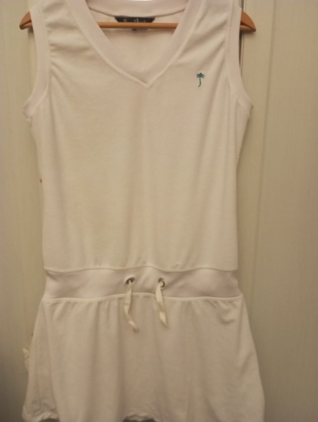 Vestido blanco sin mangas con cordón