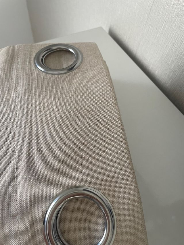 Cortinas Bege com Ilhós Prateados