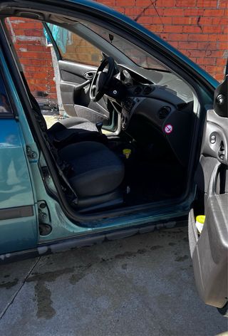 Ford Focus 1.6 CON PEGATINA