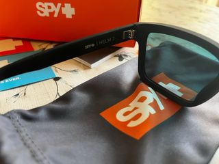 Gafas de sol Spy negras y rojas