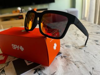 Gafas de sol Spy negras y rojas