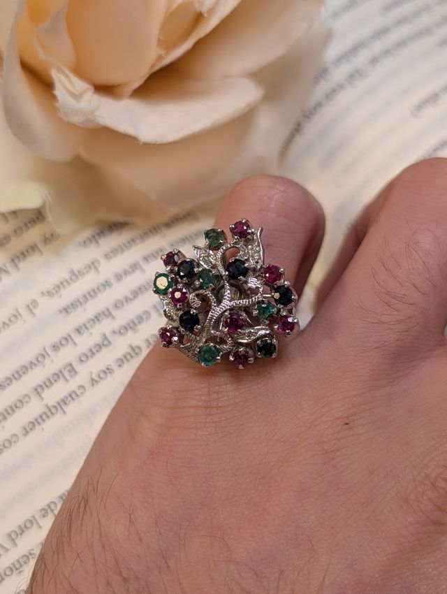 Anillo antiguo con piedras multicolor