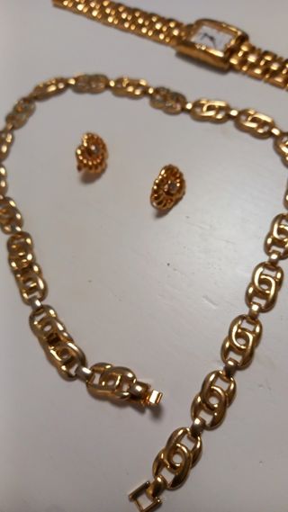 Conjunto de bisutería: reloj, collar y pendientes