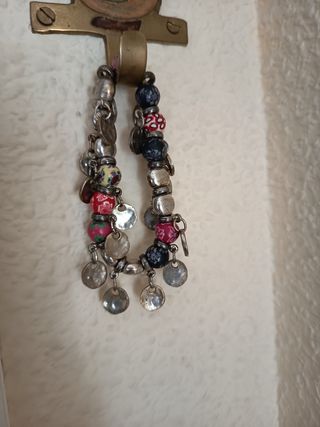 Pulsera multicolor con abalorios y monedas