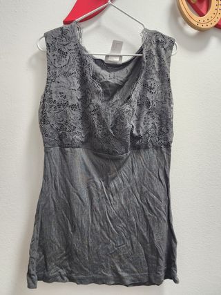 Top de encaje gris sin mangas