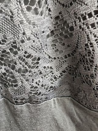 Top de encaje gris sin mangas