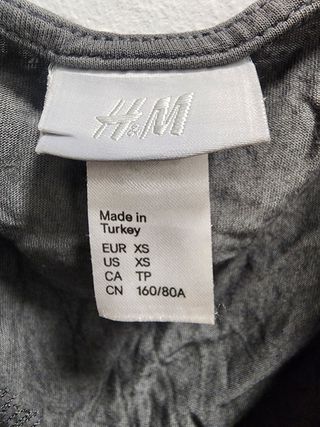 Top de encaje gris sin mangas