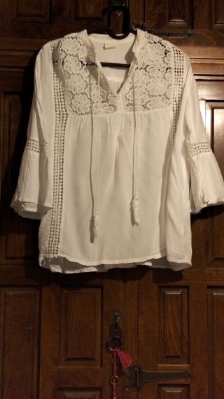 Blusa blanca con puntillas y volantes
