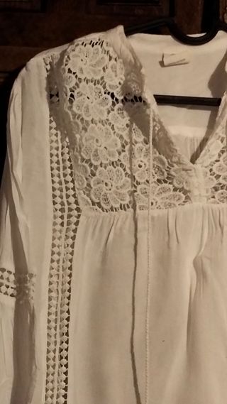 Blusa blanca con puntillas y volantes