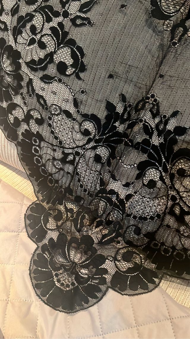 Mantilla 3 picos negra