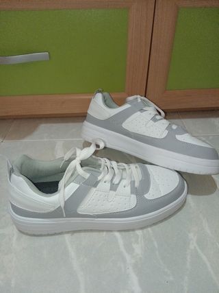 Zapatillas deportivas grises y blancas