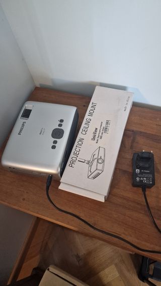 Proyector Philips NeoPix Easy 2+ con soporte