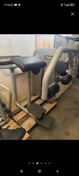 Máquina de glúteo Technogym