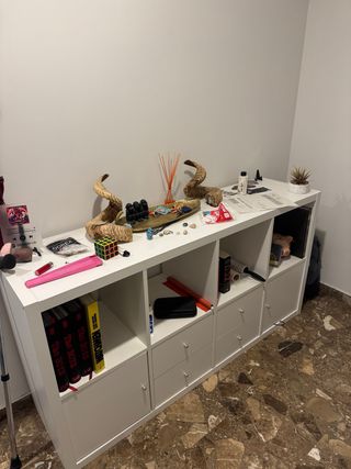 Mueble recibidor blanco y madera
