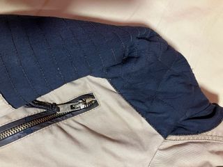 Abrigo beige y negro con capucha