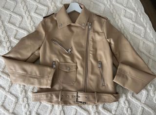 Chaqueta polipiel beige