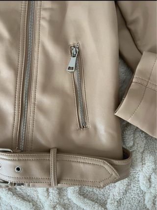 Chaqueta polipiel beige