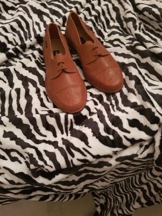 Zapatos artesanales marrones