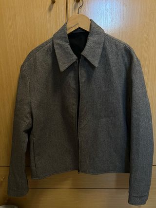 Chaqueta gris con cremallera