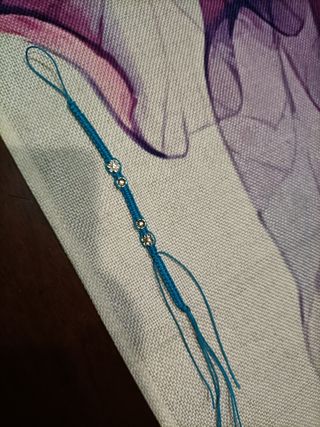 Bracciale intrecciato con ciondoli