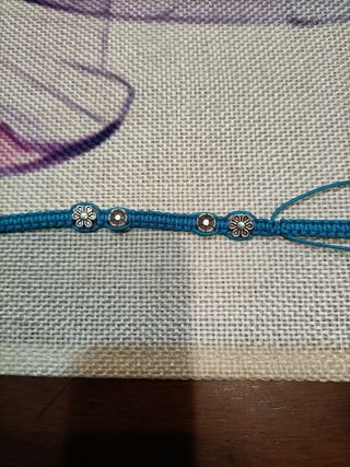 Bracciale intrecciato con ciondoli